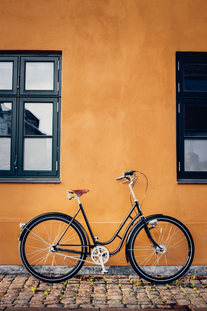 Østerbro cyklen - sort damecykel - miljø - klassisk cykel